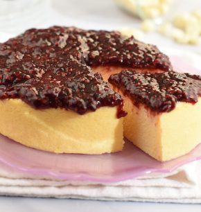 Cheesecake japonés con salsa de frambuesa