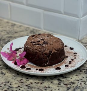 Torta de chocolate sin harina con coulis de arándanos
