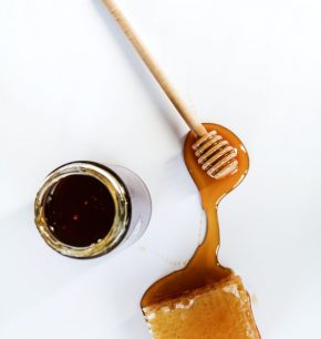 Conoce los múltiples beneficios de la miel y dónde usarla